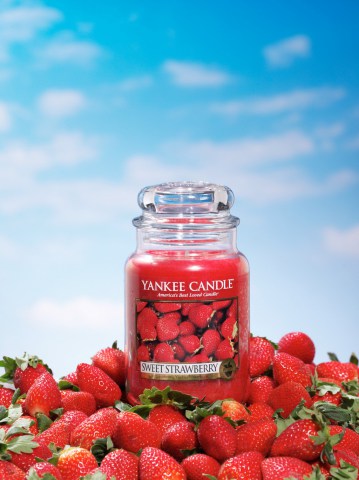 sweet-strawberry---yankee-candle-large-jar-with-strawberries